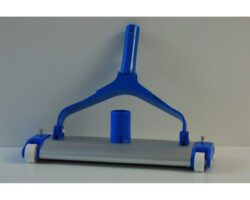 Aspiratore in alluminio anodizzato con ruote e spazzola centrale 32 cm